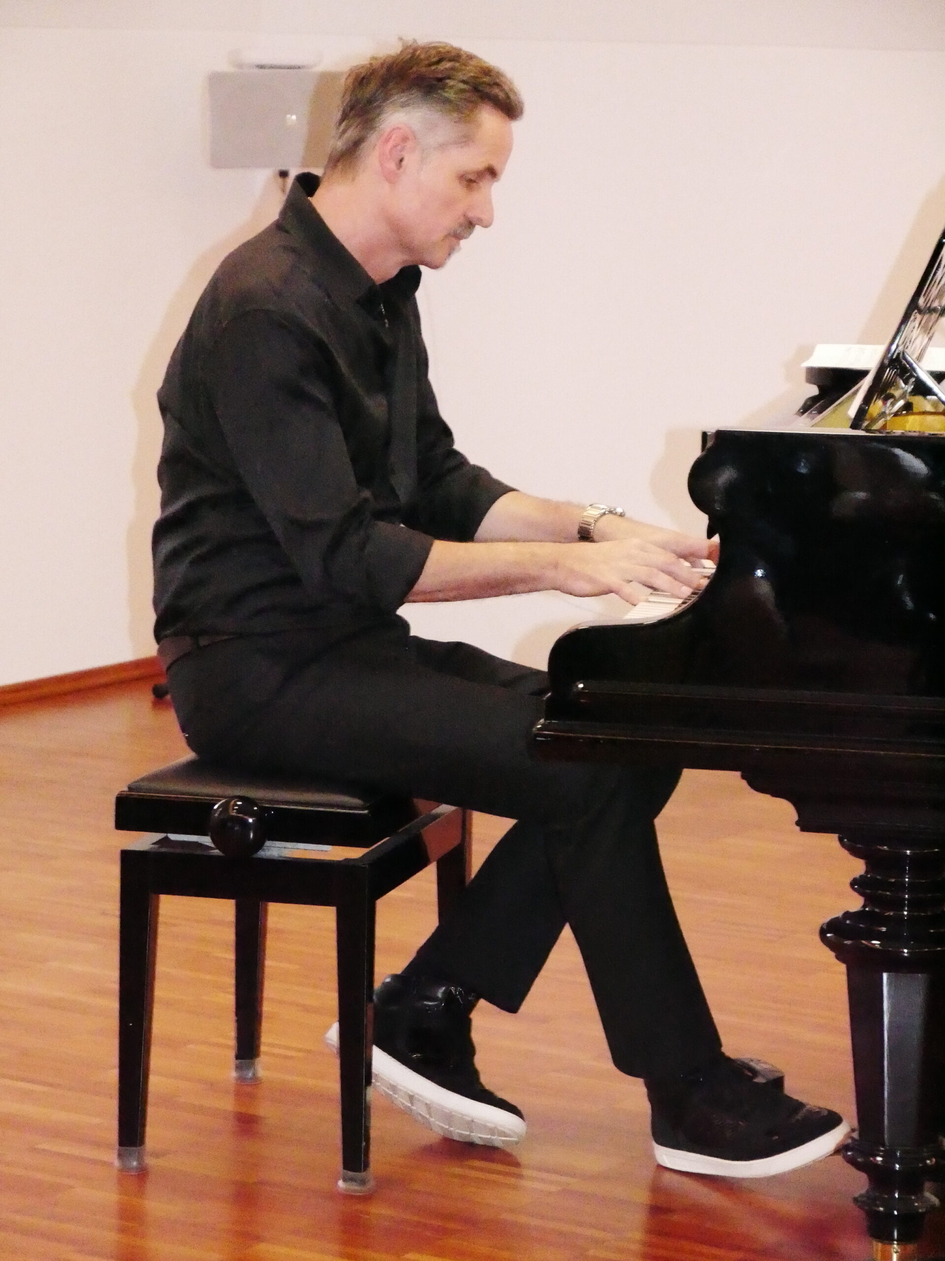 Pianist Ric Engelhardt am Flügel