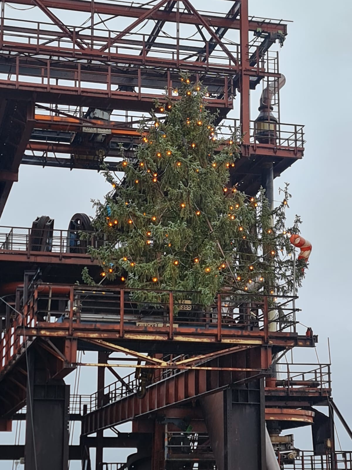 Weihnachtsbaum auf dem Hochofen bei ArcelorMittal Eisenhüttenstadt – eine leuchtende Tradition seit 1999