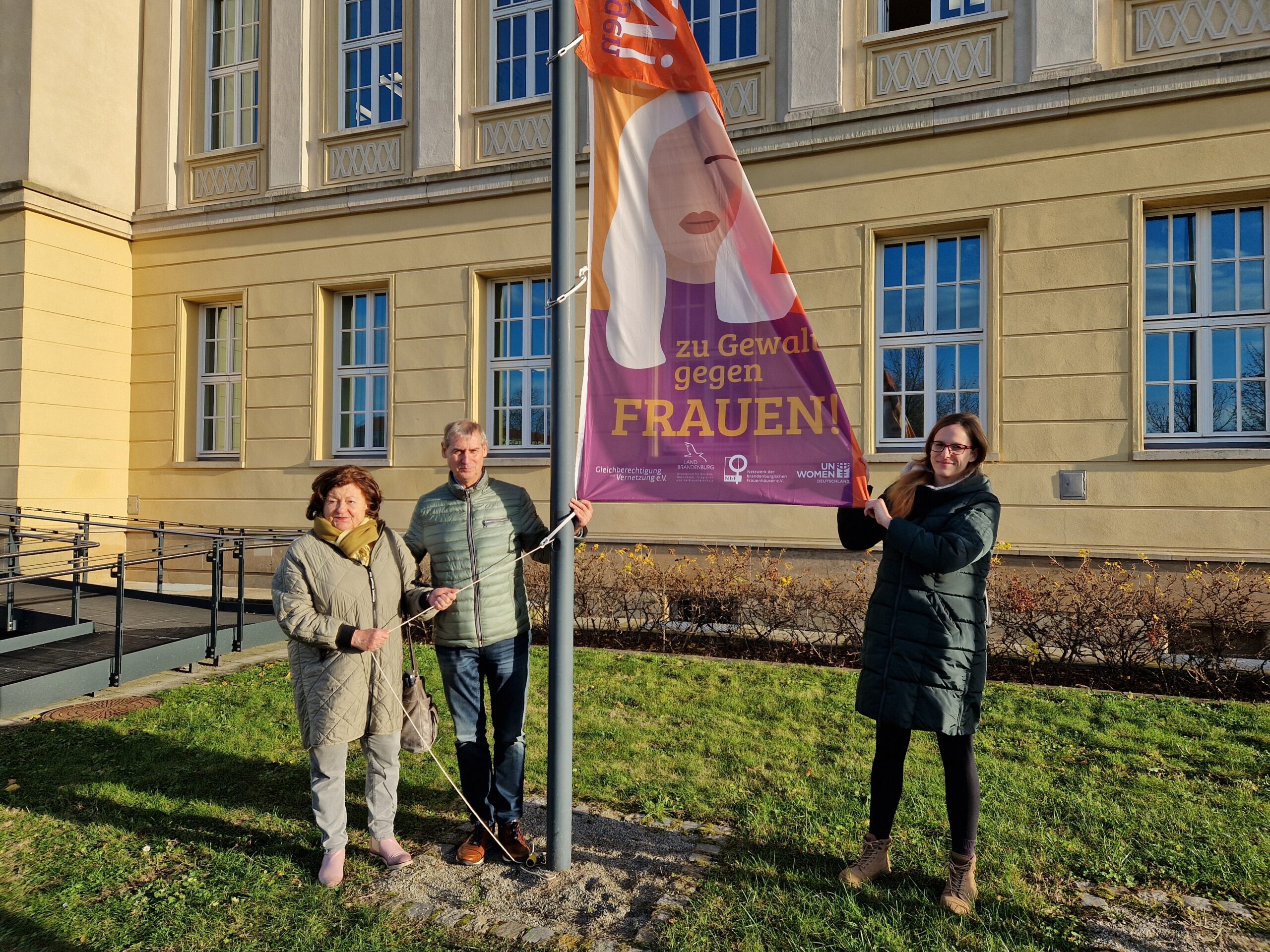 Bürgermeister und Vorsitzende der SVV hissen Flagge als Zeichen gegen Gewalt an Frauen