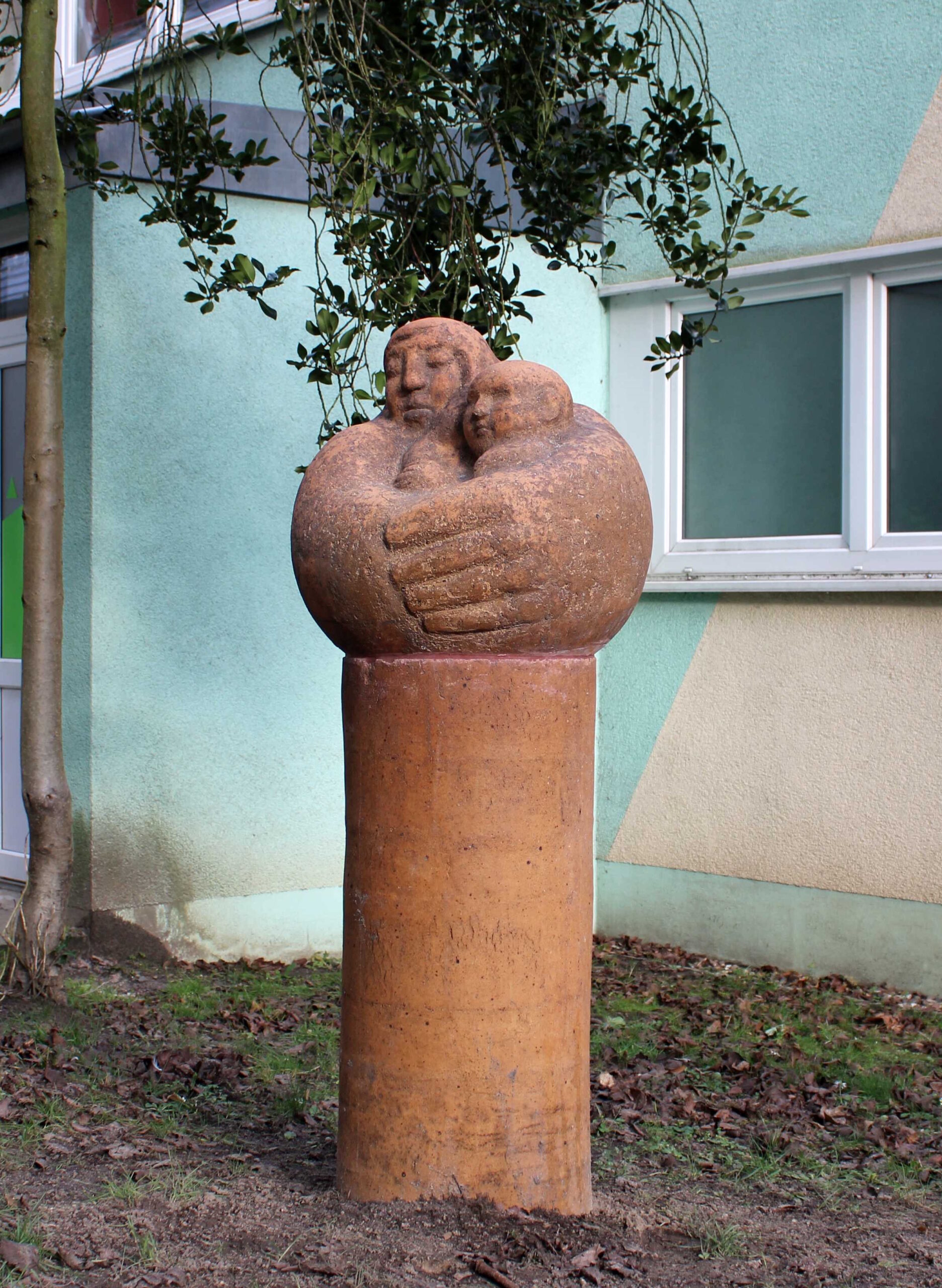 Wiederaufstellung des Kunstwerks „Mutter und Kind“