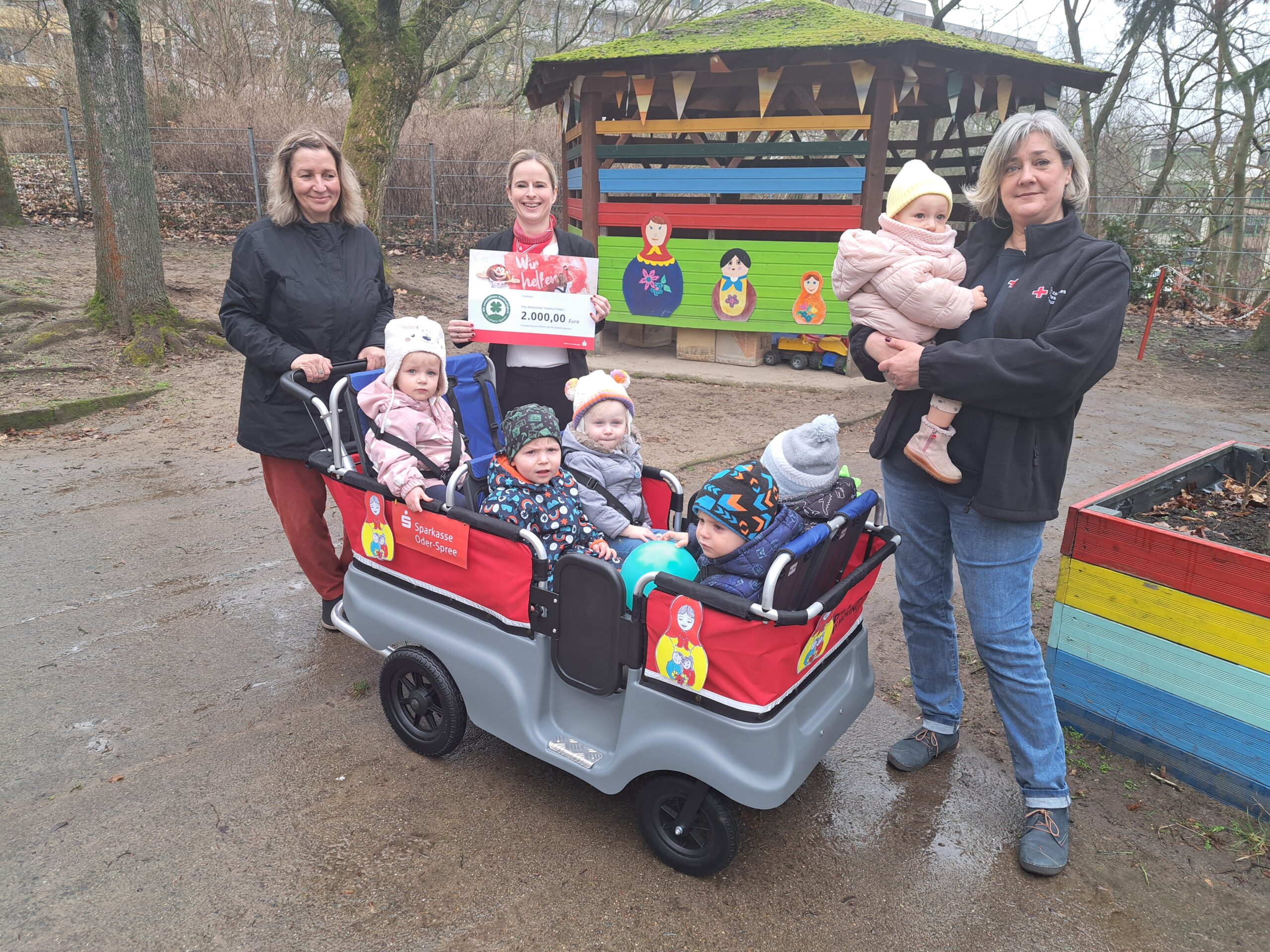 Kita Matroschka Frankfurt (Oder) erhält neuen Kinderbus von der Sparkasse Oder-Spree
