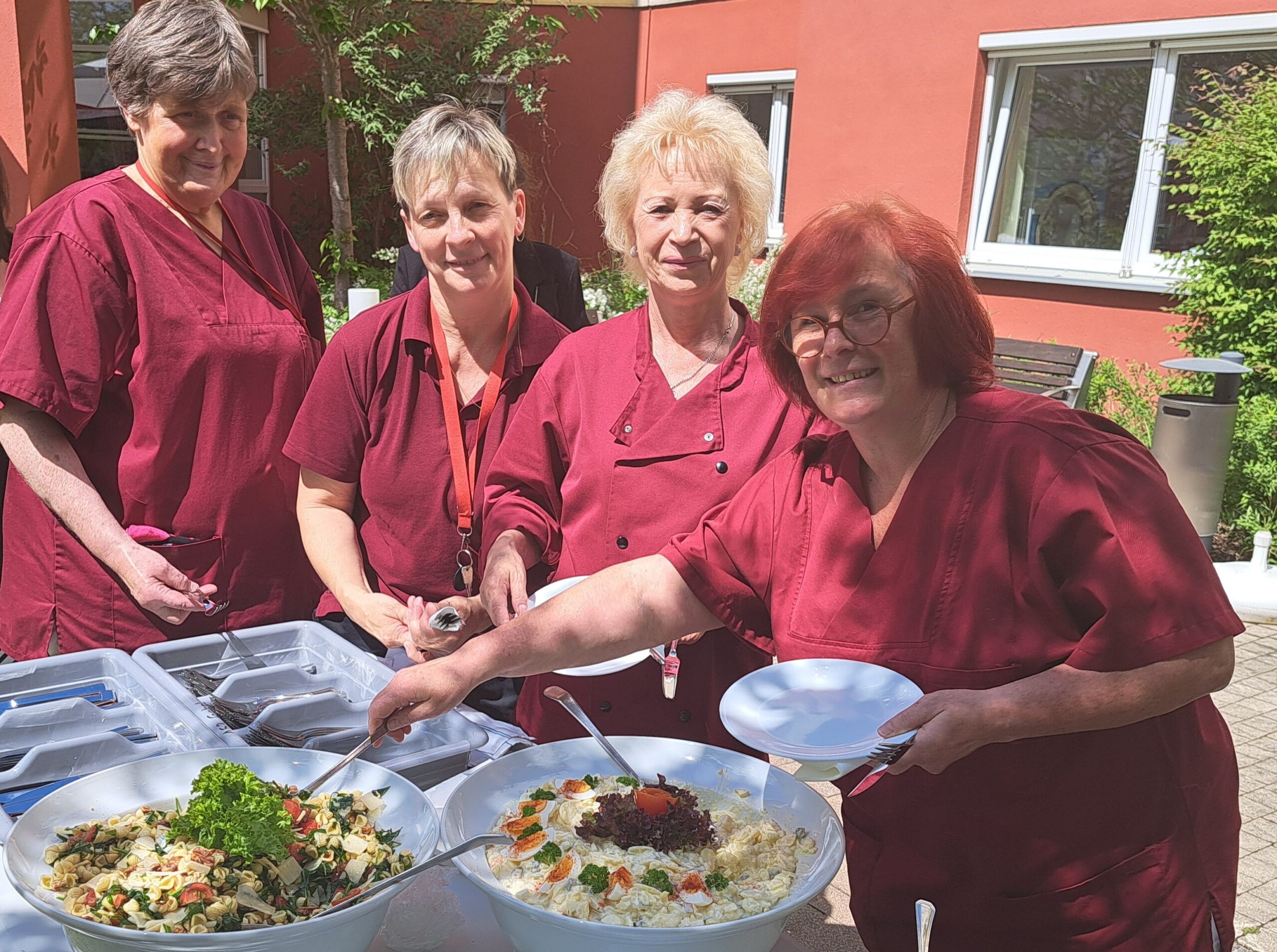 Grillfest und Überraschungen zum Tag der Pflege im Altenpflegeheim in Erkner