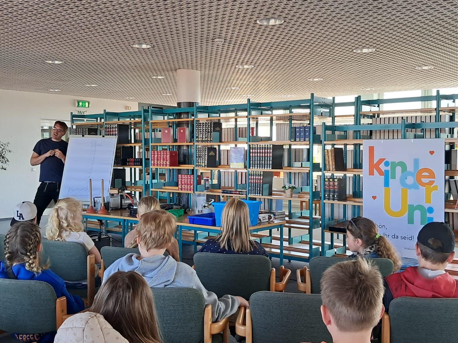 Kinderuni Eisenhüttenstadt begeistert mit spannender Experimentiershow rund um die „unsichtbare“ Luft