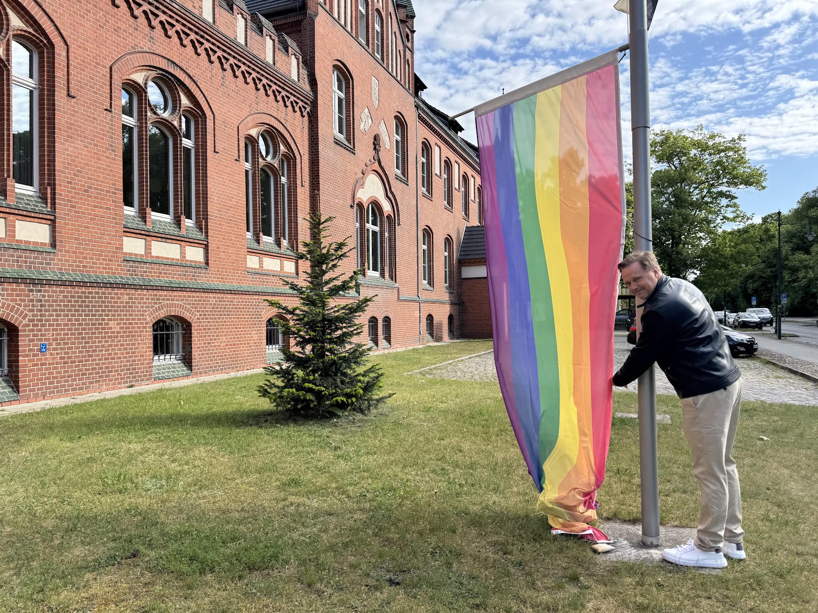 Landrat Frank Steffen hisst Regenbogenfahne vor der Kreisverwaltung