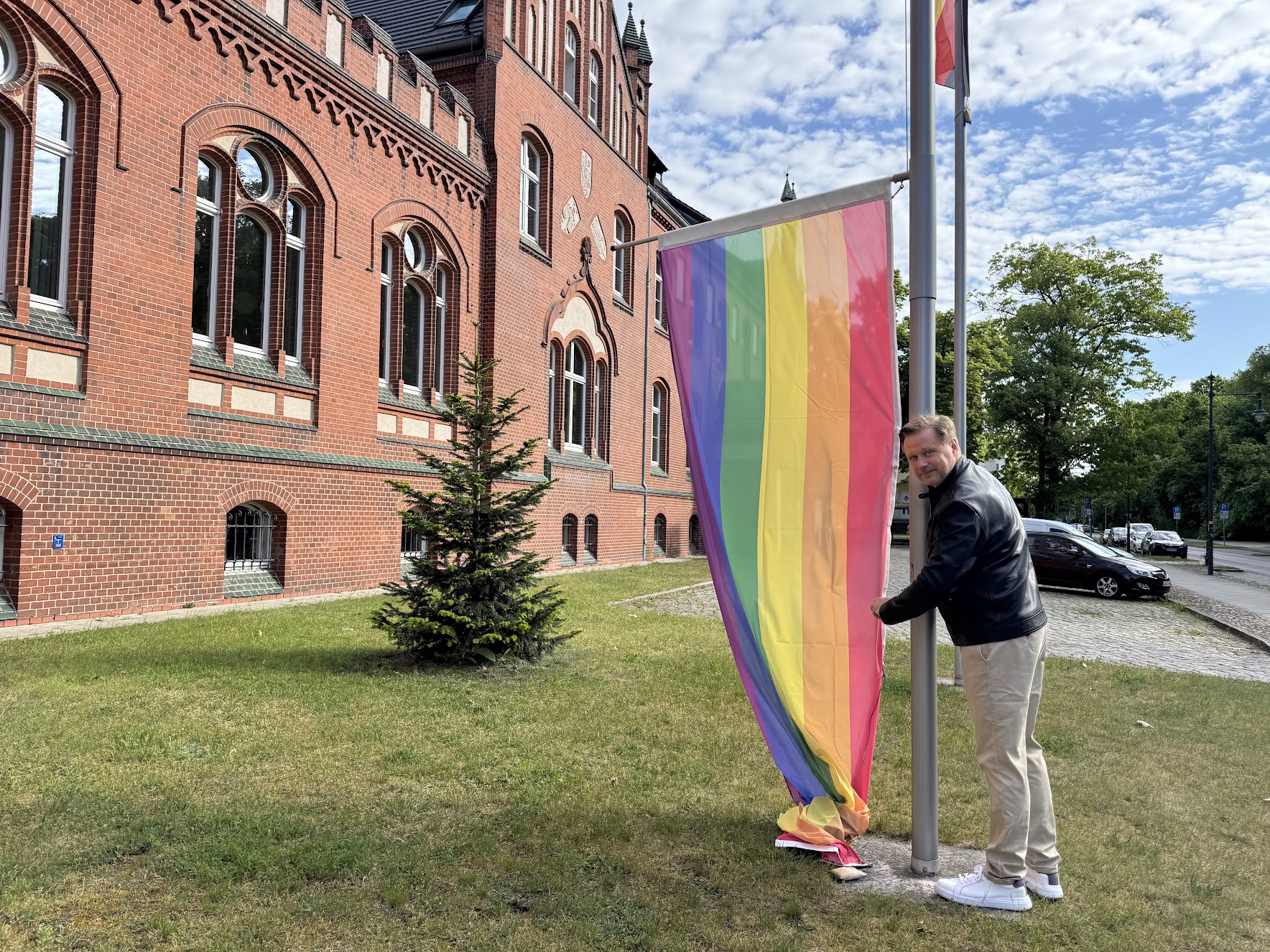 Erneutes Hissen der Regenbogenfahne vor dem Landratsamt in Beeskow