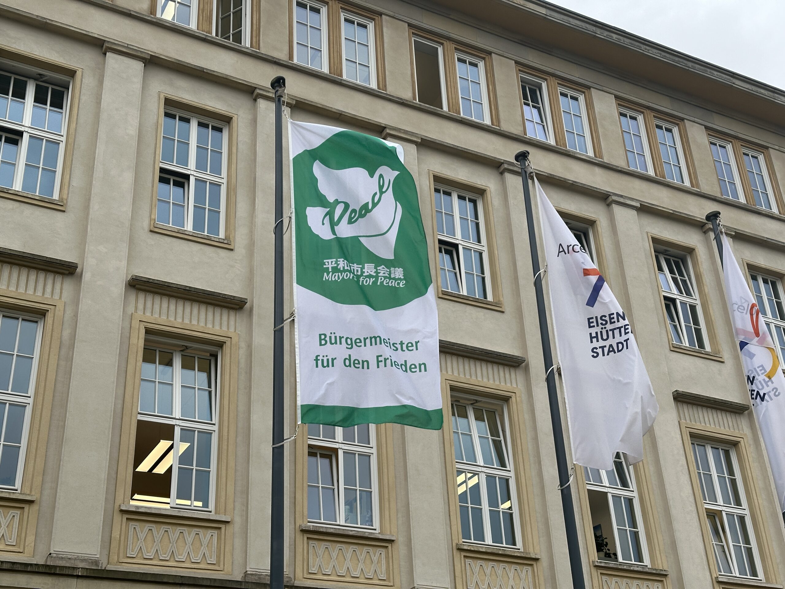 Eisenhüttenstadt zeigt Flagge für eine friedliche Welt