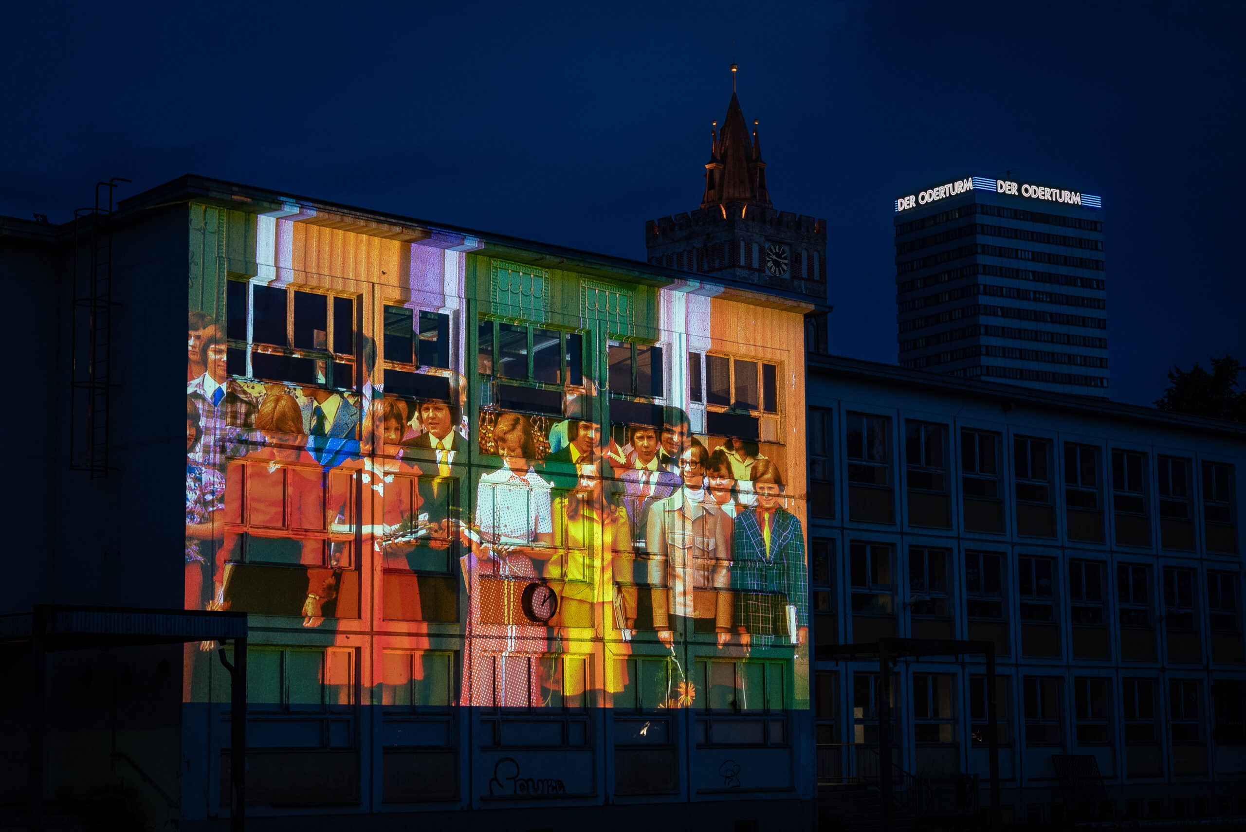 Lichtinstallation erweckt leerstehende Schule / Trabi gesucht