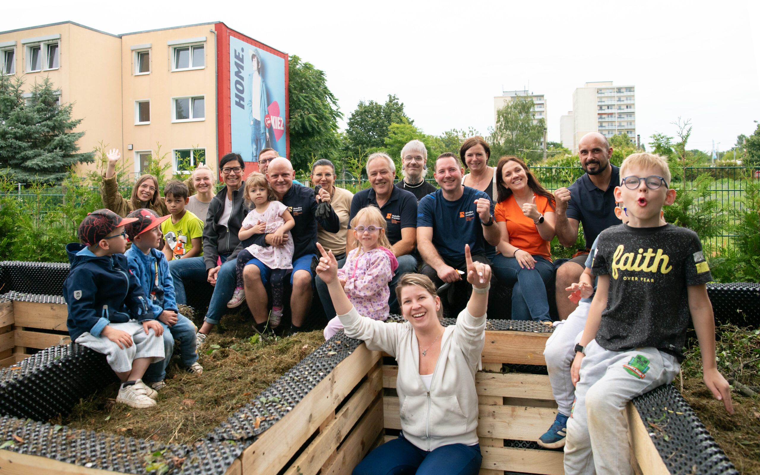 „WIRtschaft in Aktion“: Mitarbeitende der WohnBau Frankfurt bauen Hochbeet für AWO KIEZberesinchen