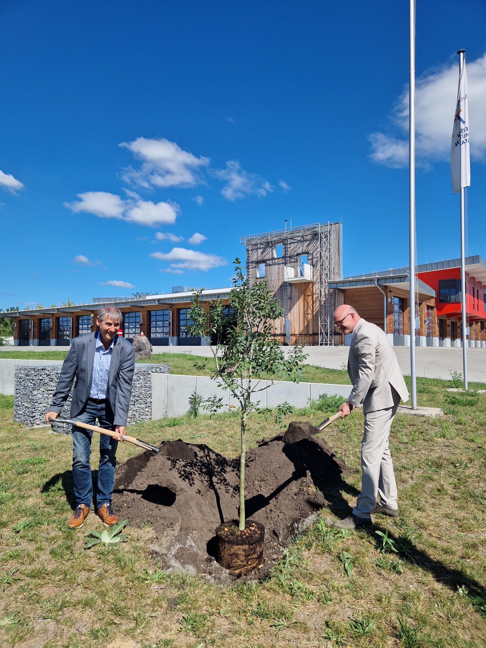 Erster Axthieb vor 75 Jahren – Gemeinsame Baumpflanzung erinnert an historischen Meilenstein