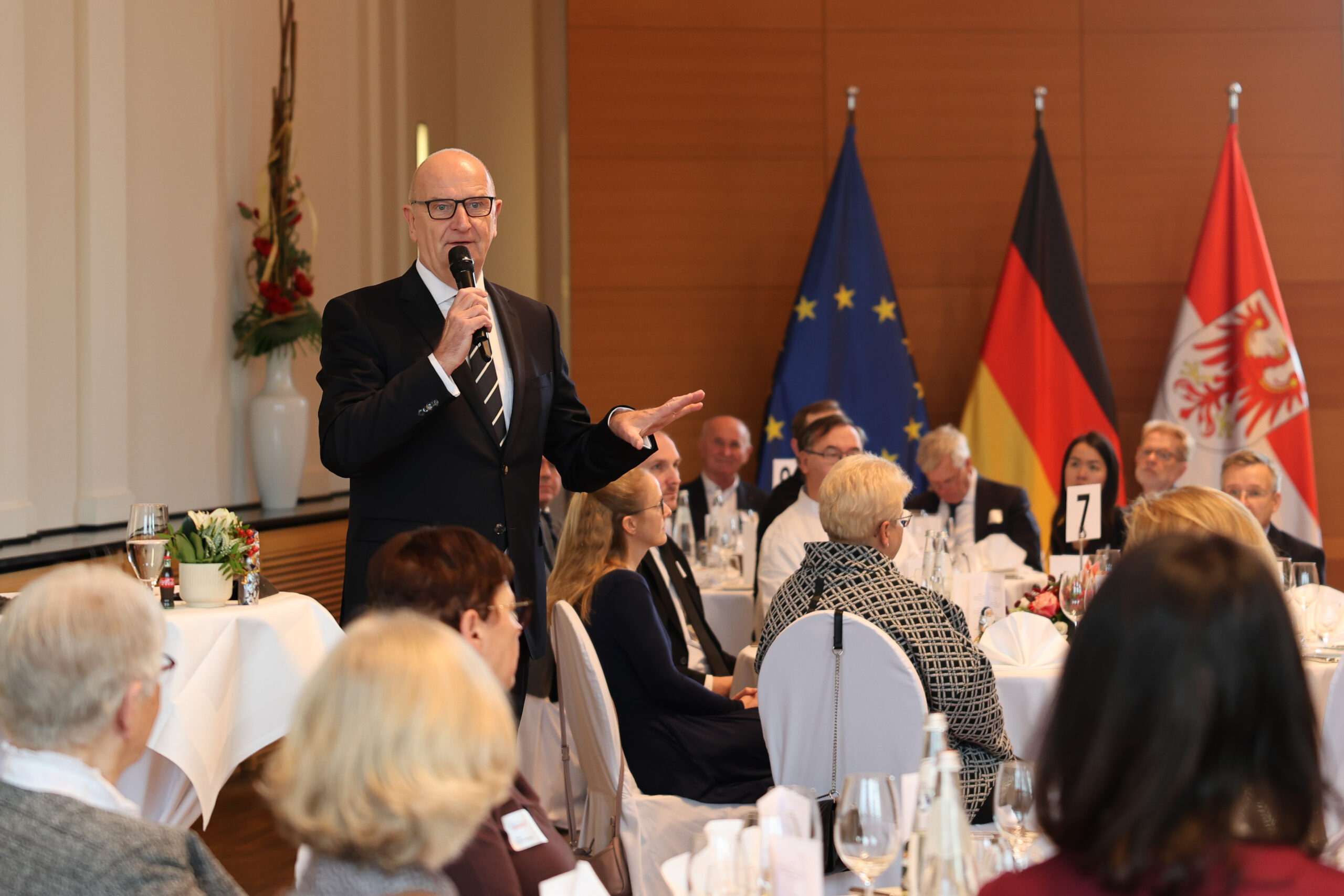 Ehrenamt in Brandenburg: Ministerpräsident würdigt 800.000 freiwillig Engagierte