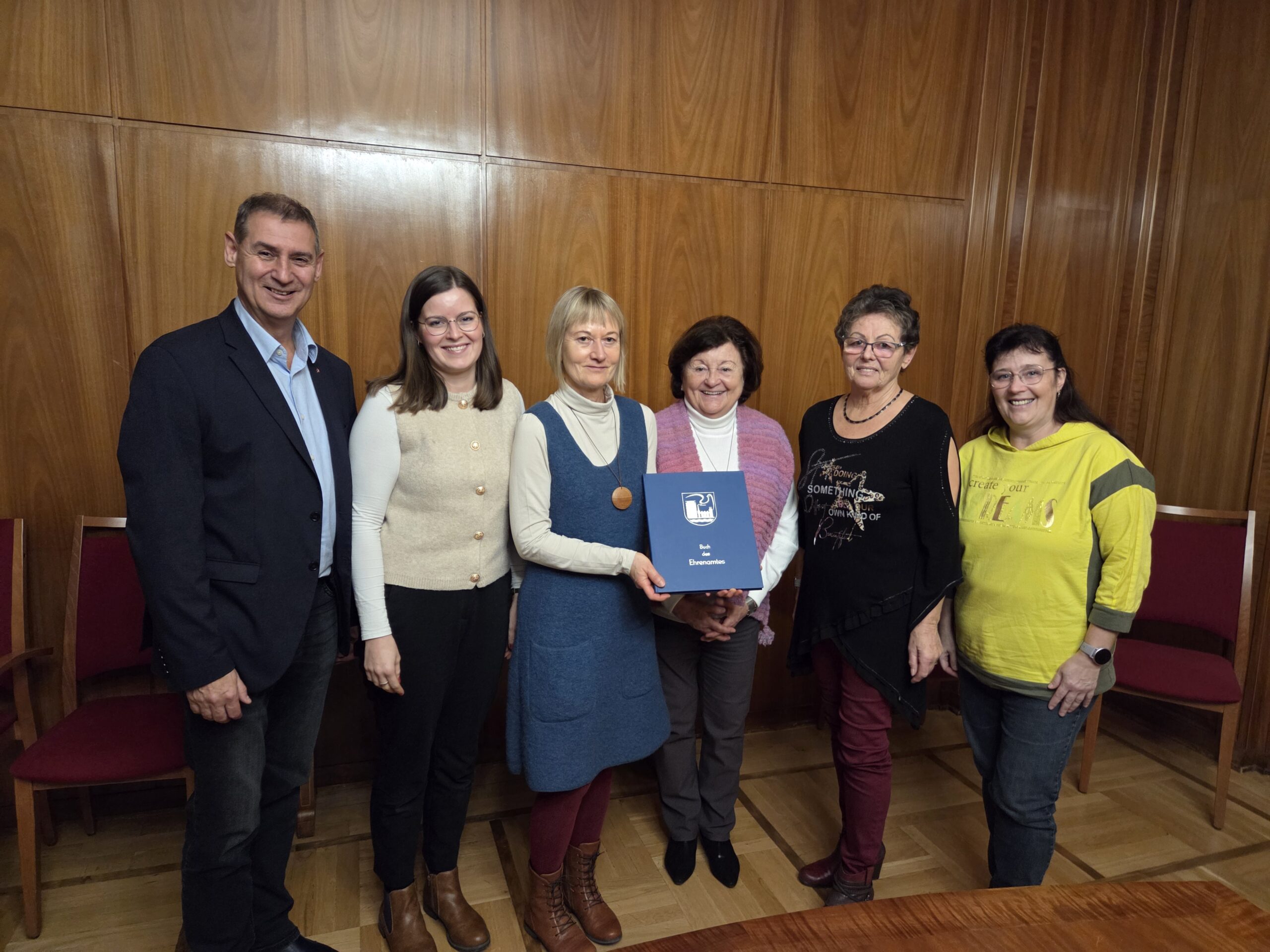 Würdigung des Ehrenamtes: Fünf engagierte Bürgerinnen ins „Buch des Ehrenamtes“ eingetragen
