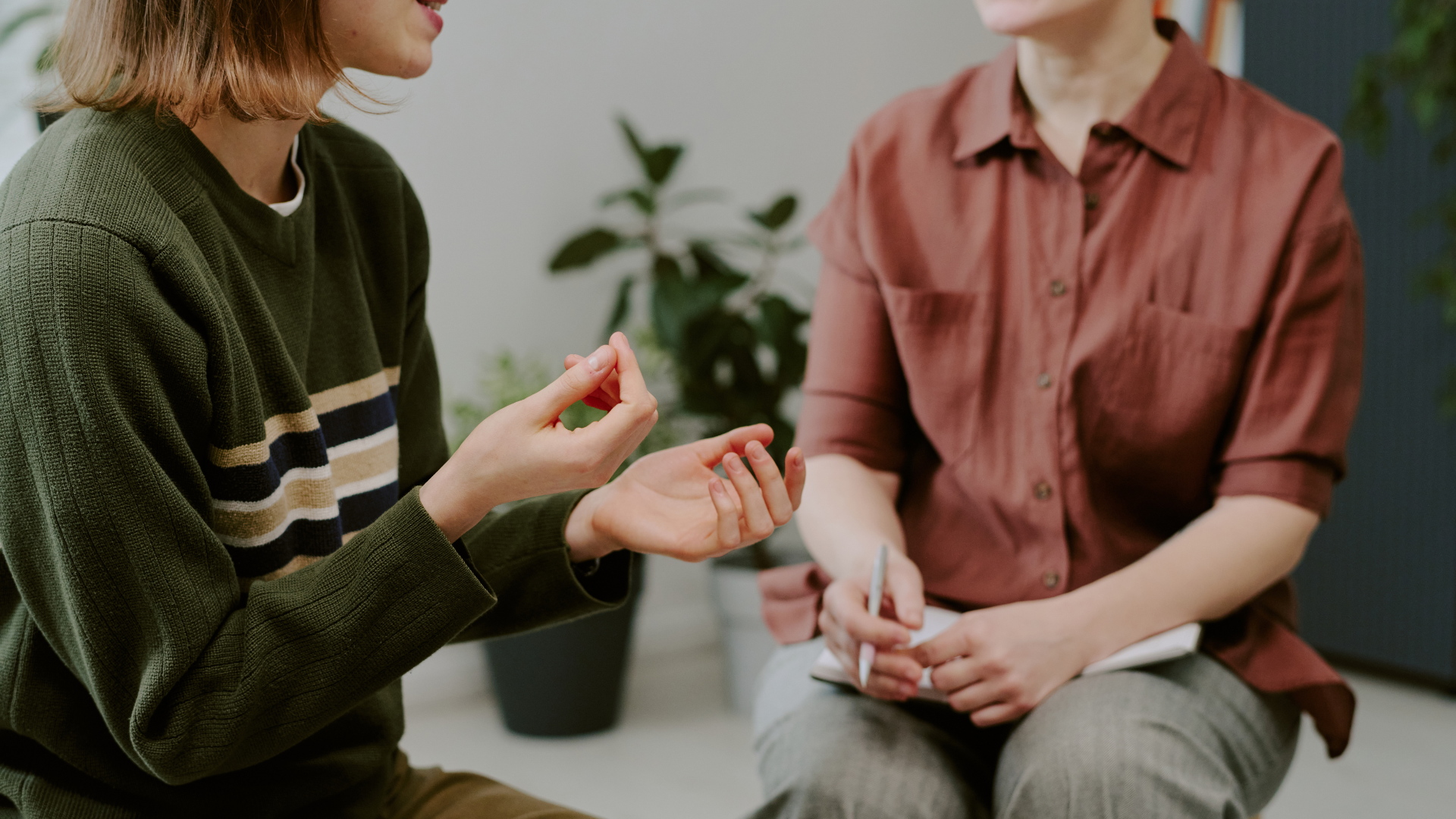 Die Berufsberatung der Arbeitsagentur beantwortet Fragen in der Stadtbibliothek Fürstenwalde/Spree
