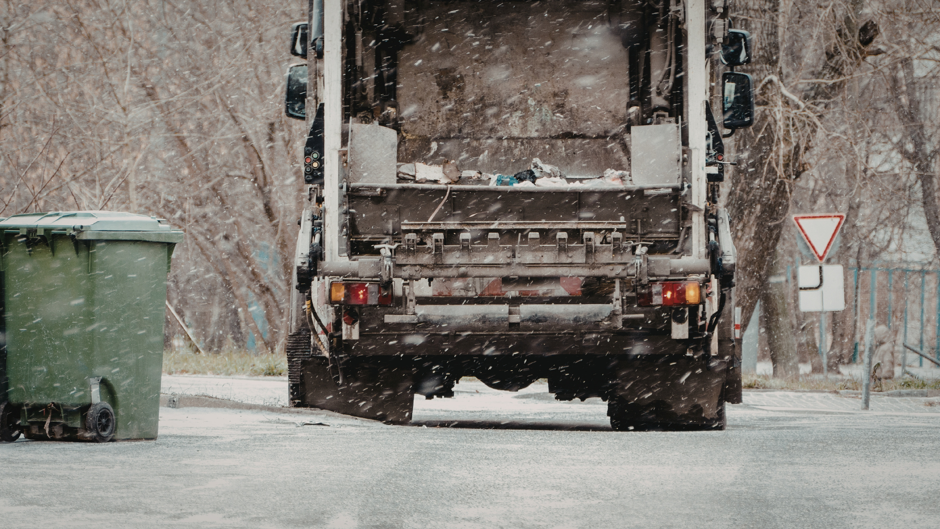Schnee und Eis: Müllabfuhr nur bei geräumten Straßen möglich