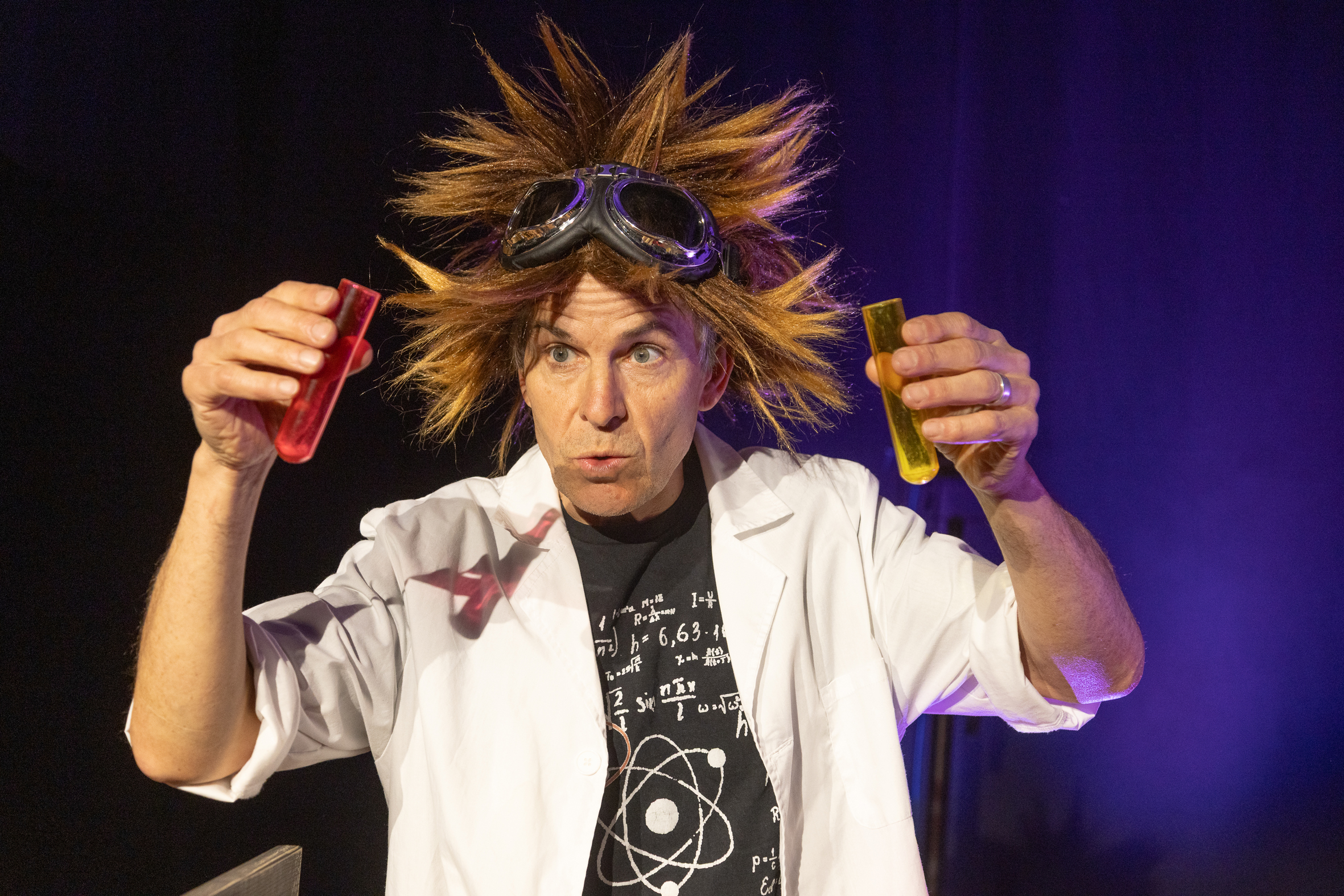 Knallende Experimente und tanzender Roboter: Professor Bummbastic verzaubert das Kleist Forum