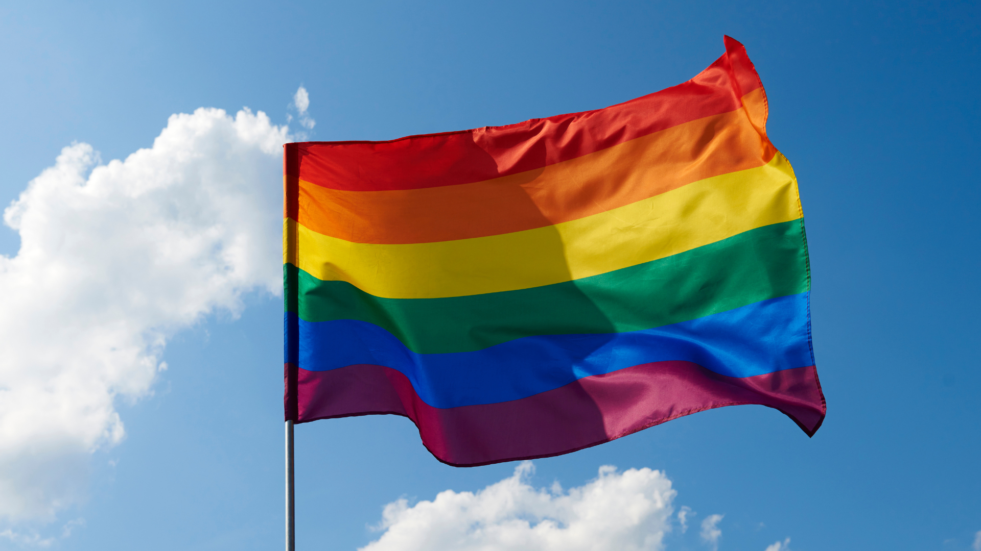 Regenbogenflagge vor der Stadtverwaltung: Erkner setzt Zeichen für Vielfalt