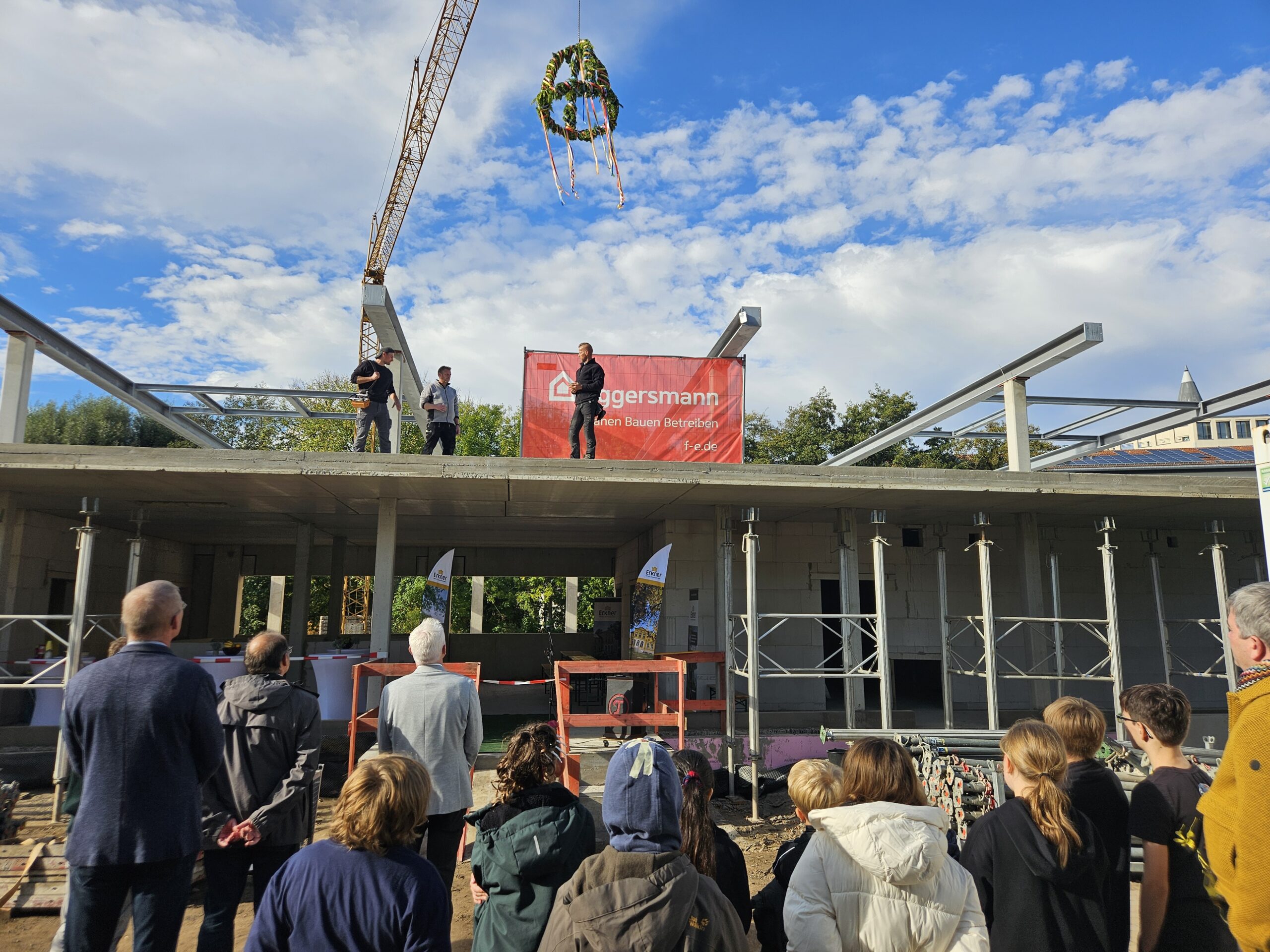 Richtkranz über dem Rohbau der Dreifeldsporthalle in Erkner