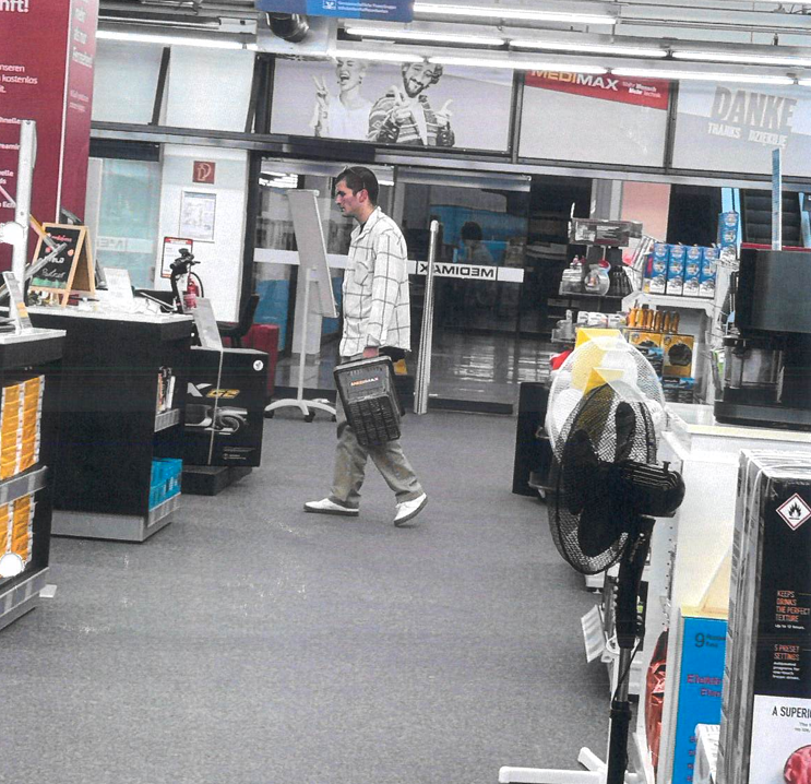 Gesuchter Tatverdächtiger aus dem Elektrofachmarkt im Spitzkrugring