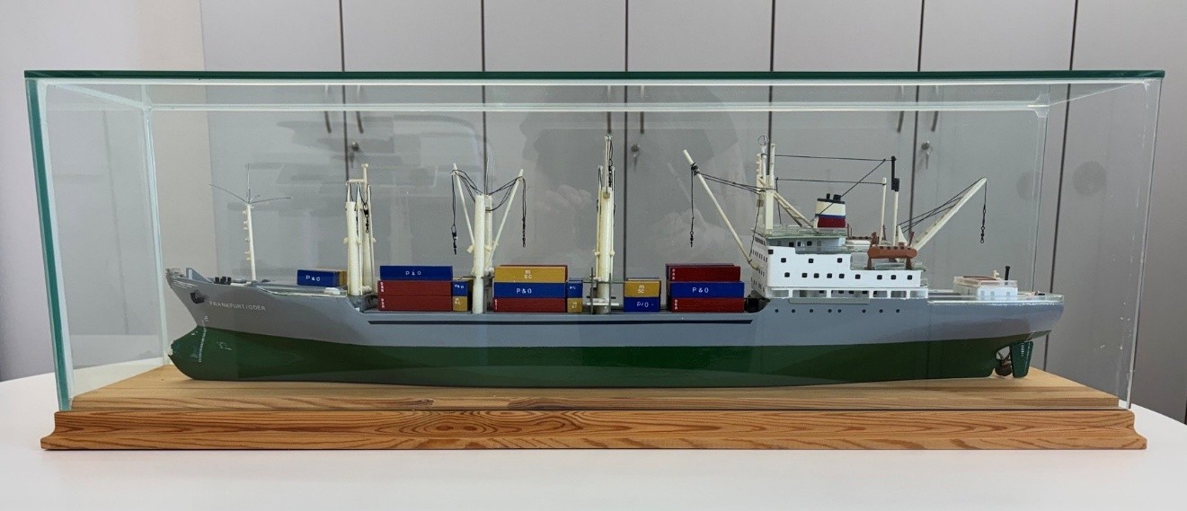 Modell der MS Frankfurt/Oder in einer Glasvitrine
