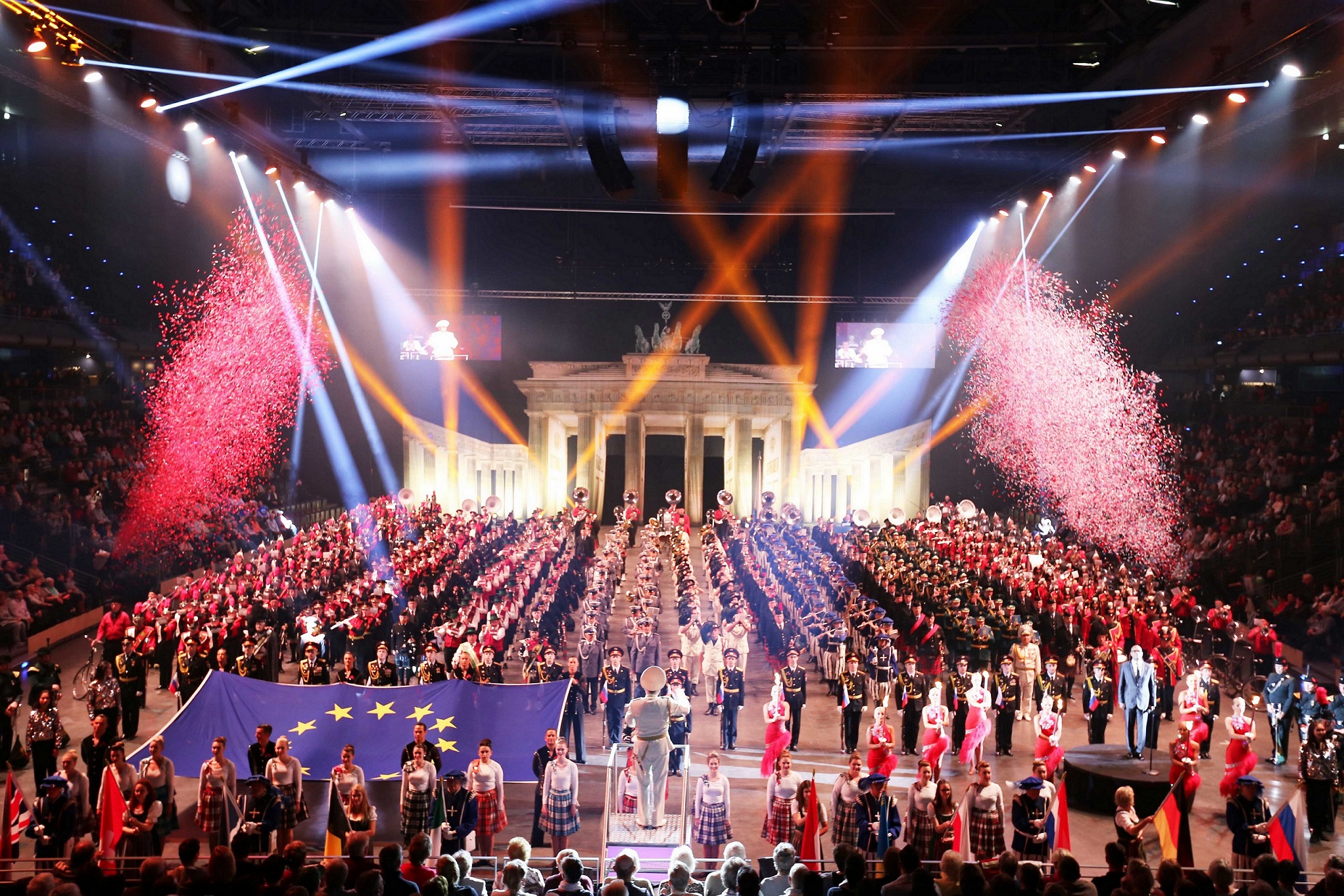 Finale des Berlin Tattoo mit allen Formationen vor der Kulisse des Brandenburger Tors