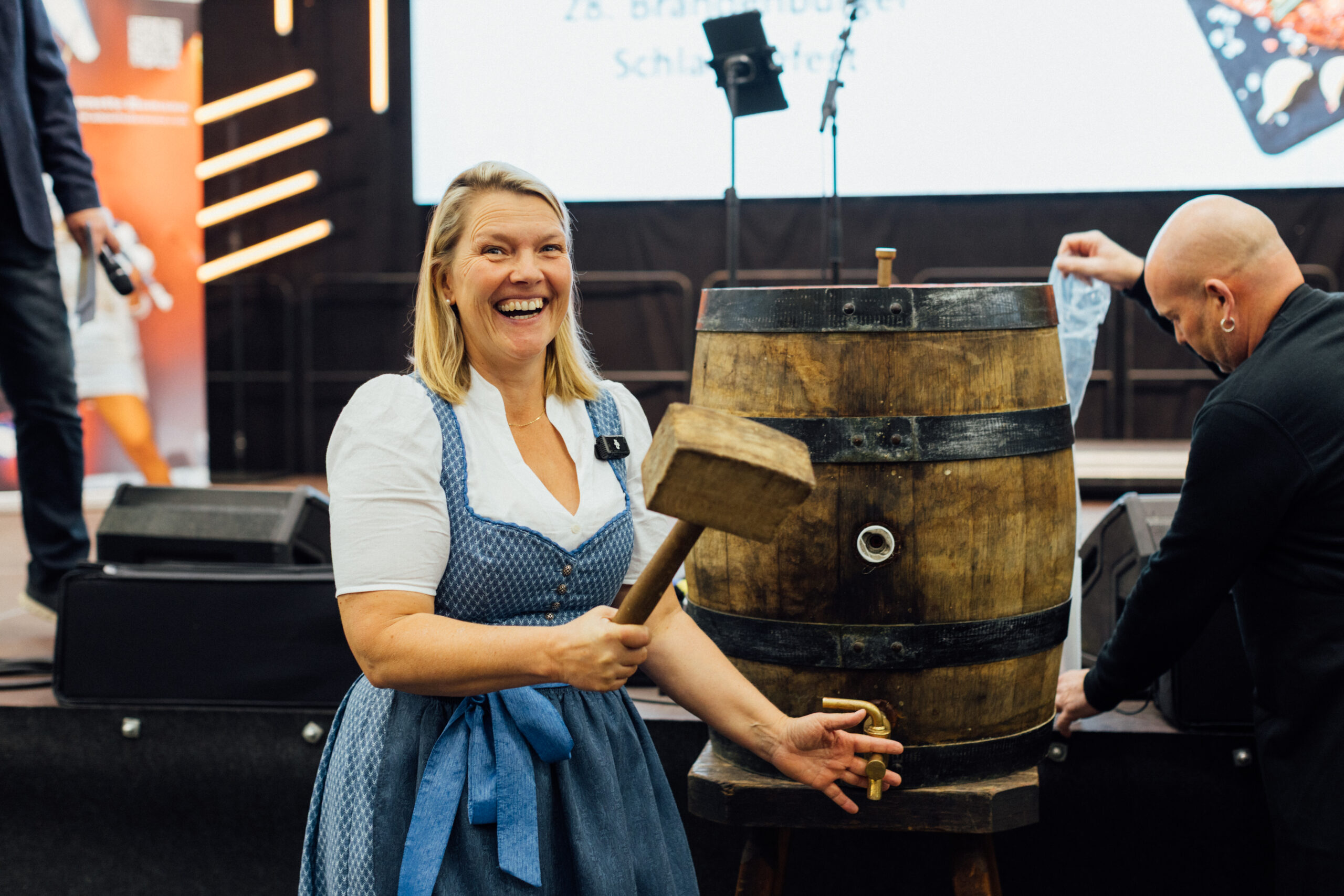 Dorothee Berger beim Fassbieranstich