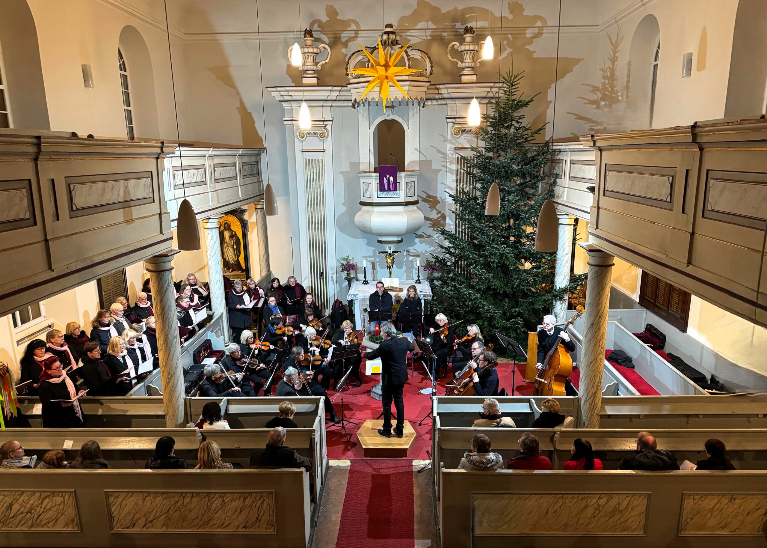 Orchester und Frauenchor beim Müllroser Weihnachtskonzert in der evangelischen Kirche Müllrose