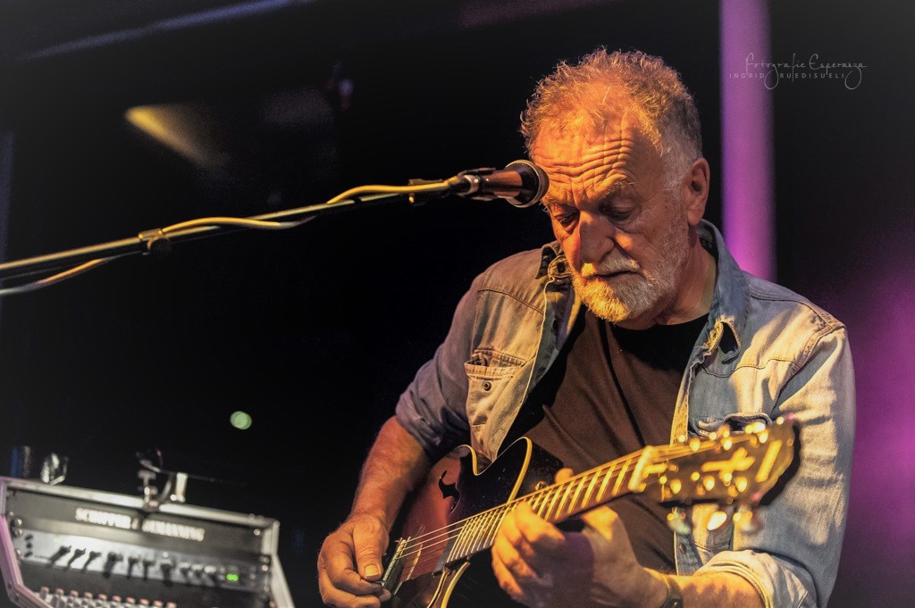Kees Schipper mit Gitarre am Mikrofon