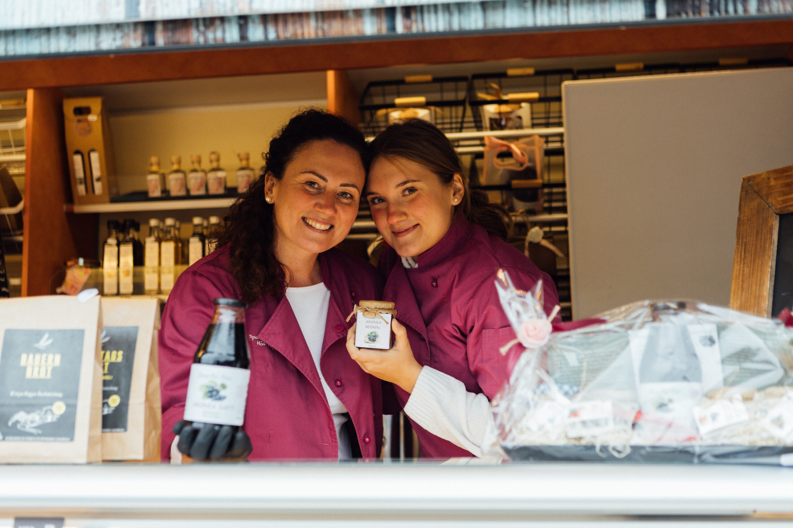 Zwei Frauen am Stand des Spargel- und Aroniahofs Hoppe