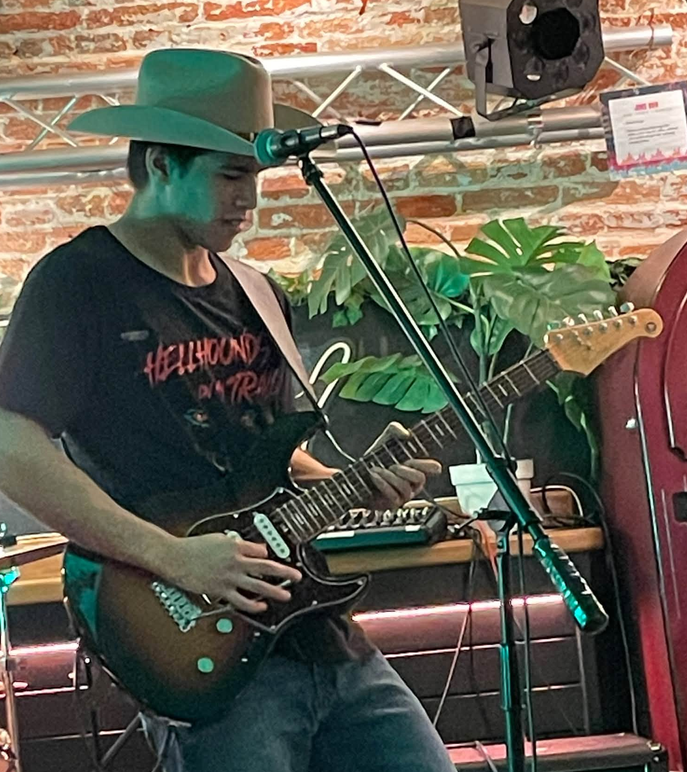 Jack-Austin Despy mit E-Gitarre auf der Bühne