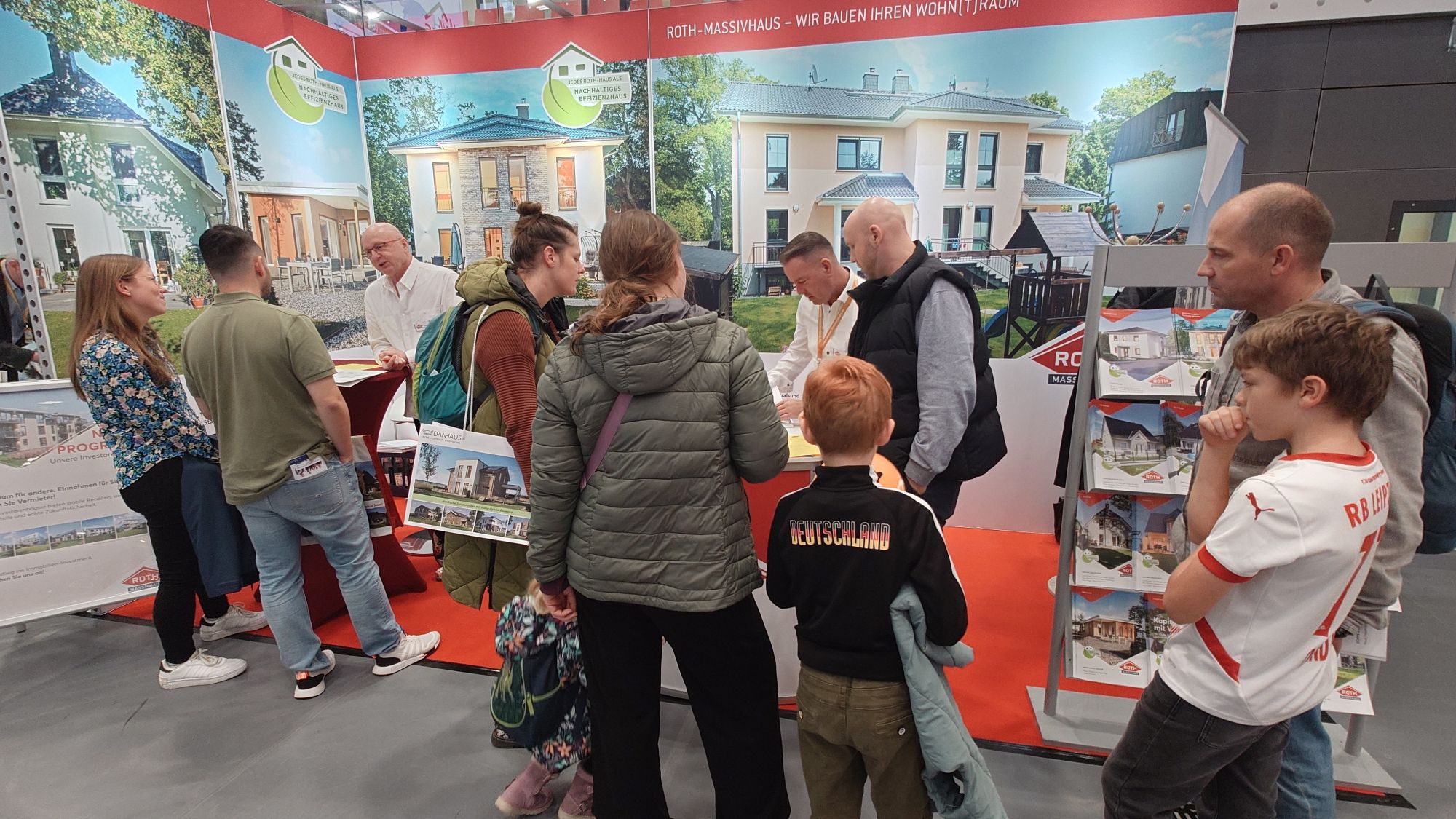 Besucher an einem Messestand der BarnimBau 2025