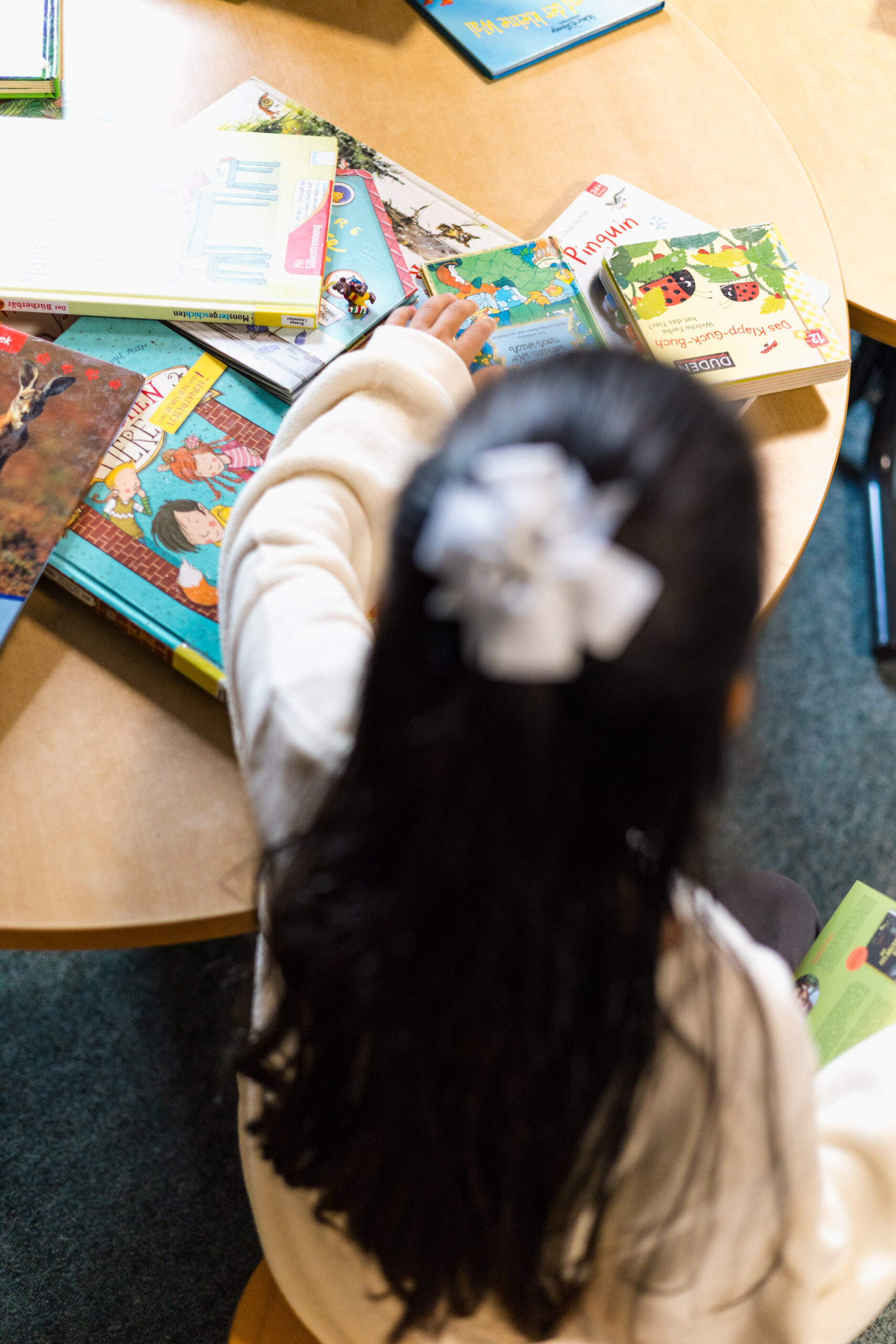 Kind beim Stöbern in Bilderbüchern